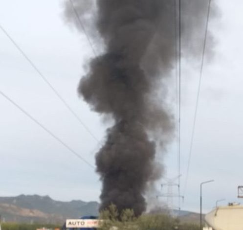 SHTËLLUNGA TYMI DHE FLAKË GJIGANDE/ Përfshihet nga zjarri një servis makinash në Elbasan (FOTO)