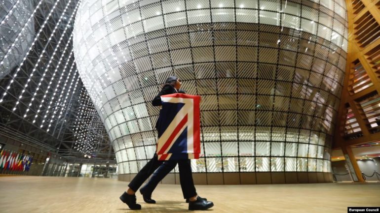 MARRËVESHJE E RE TREGTARE/ BE pajtohet për të vazhduar bisedimet për Brexit