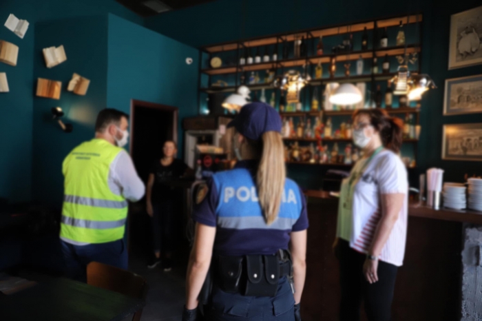 HAPËN LOKALIN E NATËS EDHE PSE ISHTE PEZULLUAR/ Në pranga gruaja pronare, akuzohet edhe për fshehjen e të ardhurave