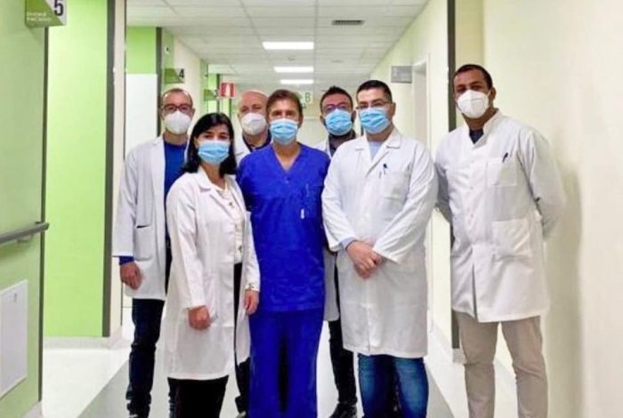 KIRURGËT NË QSUT BËJNË OPERACIONIN E RRALLË NË EZOFAG/ Manastirliu përgëzon ekipin e mjekëve të rinj (FOTO)