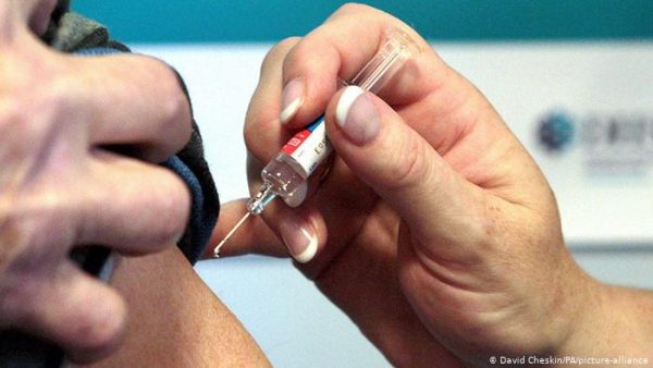 KORONAVIRUSI/ Ekspertët zbehin euforinë për rikthimin në normalitet: Vaksinimi kundër Covid zgjat me vite