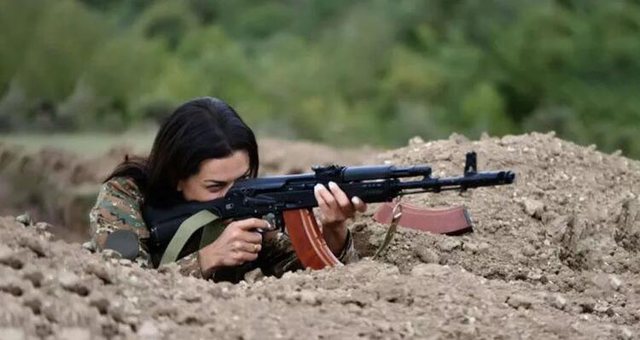 GRA DHE VAJZA/ Njihuni me USHATRET armene që po luftojnë kundër Azerbajxhanit (FOTOT)