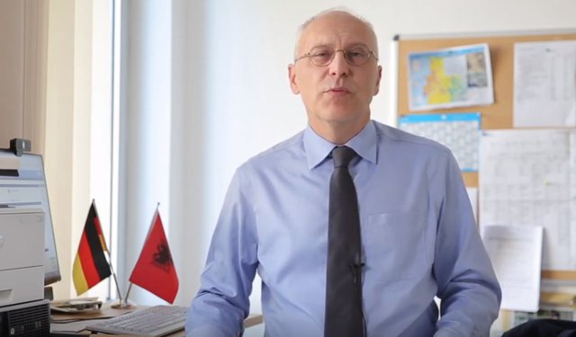 “PËRMBUSHJA E KUSHTEVE ËSHTË…”/ Ambasadori Zingraf thirrje politikës: 25 prilli të shënojë zgjedhje të lira, jetike për të ardhmen e vendit