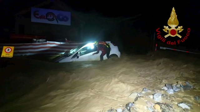 MOTI I KEQ GODET ITALINË/ Situatë kritike në veri, humb jetën një zjarrfikës, dy persona të zhdukur (FOTO)