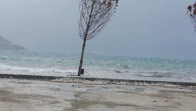 STUHIA DETARE SHKAKTON PROBLEME/ Tragetet Durrës-Bari dhe anasjelltas me 10 orë vonesë