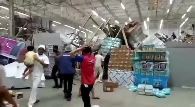 SHOKUESE/ Raftet e një supermarketi bien mbi njëri-tjetrin, vdes 21-vjeçarja (FOTO+VIDEO)
