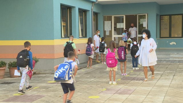 COVID-19/ Zv.ministrja e Arsimit: Mësuesve të infektuar do t’u paguhet rroga e ditëve të karantinës