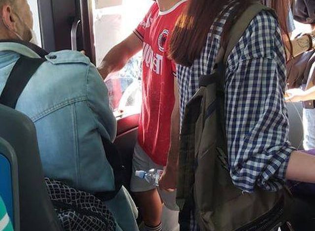 “TËRBOHEN” MEDIAT SERBE/ Shqiptari hyn me fanellën kuqezi në autobusin e Beogradit (FOTO)