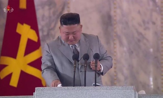“MË VJEN SHUMË KEQ”/ Si kurrë më parë, Kim Jong-Un shpërthen në lot (VIDEO)