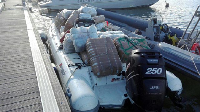 KISHTE MBËRRITUR ME SKAF NGA SHQIPËRIA/ Kapen 1200 kg kanabis në Peloponez