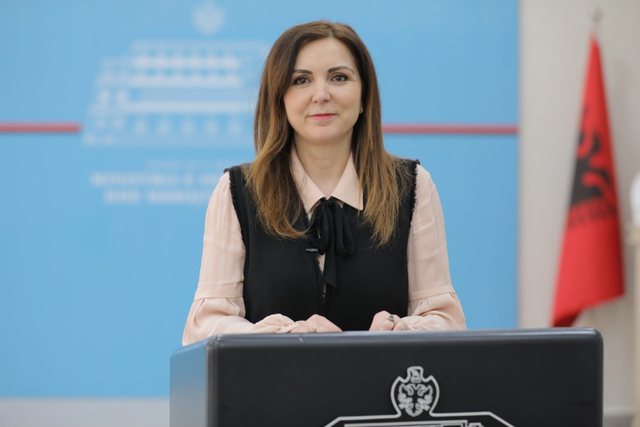 NGA NESËR MASKA E DETYRUESHME/ Ekspertja sqaron gjithçka: Kush përjashtohet dhe vendet ku do përdoret