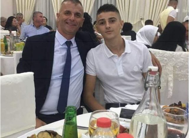 19-VJEÇARI PLAGOSI SHEFIN E POLICISË/ Ish-polici i Kufirit të Shkodrës kthehet me urgjencë në Shqipëri, thirrja e fortë për të birin