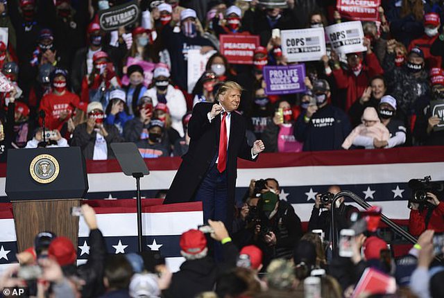 “215 MIJË AMERIKANË TË VDEKUR NGA COVID-19 DHE AI…”/ Trump kërcen në fushatë, pamjet bëhen virale (VIDEO)