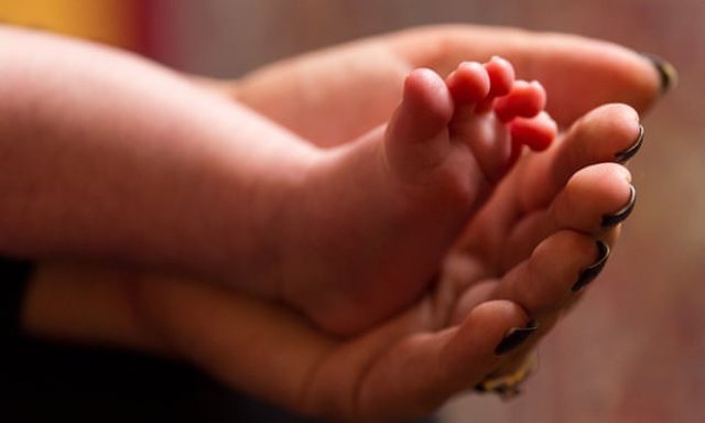 INFEKTIMI I FOSHNJAVE ME COVID-19/ Mjekët bëjnë apel për kujdes: Virusin e marrin…