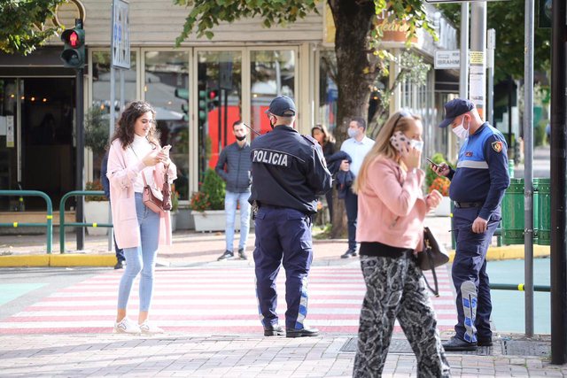 MASKAT ME DETYRIM/ Qytetarët ‘respektojnë’ vendimin, mbulojnë gojën, por mbajnë hundën jashtë (FOTOT)
