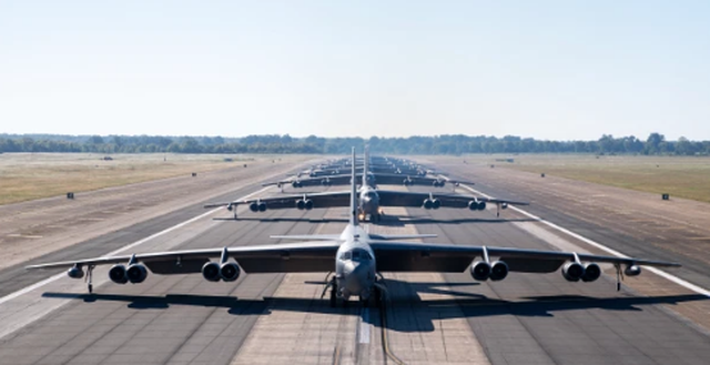 SHBA TREGON “FORCËN”/ Prezanton avionët e rinj bombardues B52: Do përdoren për… (FOTOT)