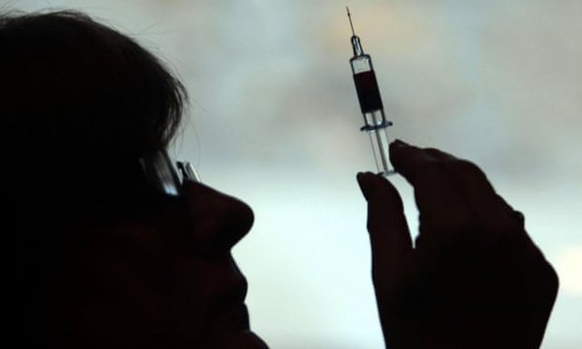 COVID-19/ Shkencëtarët paralajmërojnë: Nxitimi për një vaksinë, mund të shkaktojë pengesa në trajtimin…
