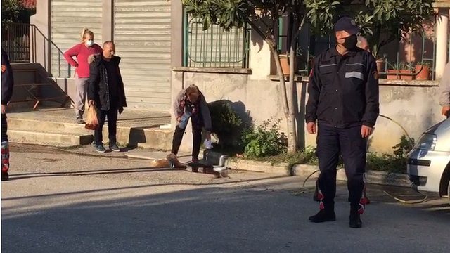 PAMJET E RËNDA/ Trupi i pajetë i 50-vjeçarit i shtrirë në tokë, gruaja e tij: Ma vranë, ma vranë…(VIDEO)