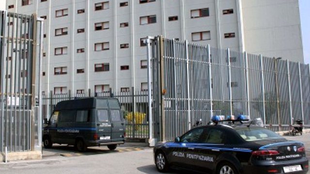 NDËRRON JETË NË BURG “VRASËSI I GRAVE”/ Shqiptari dyshohet se thithi gazin e një bombole