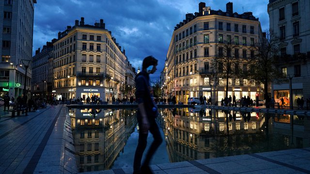 VALA E DYTË E COVID GJUNJËZON EUROPËN/ Ja shtetet që rikthyen karantinën