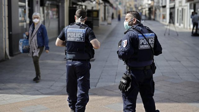 SULM TERRORIST NË FRANCË/ Thërret “Allahu Akbar” dhe sulmon me thikë policinë, qëllohet për vdekje