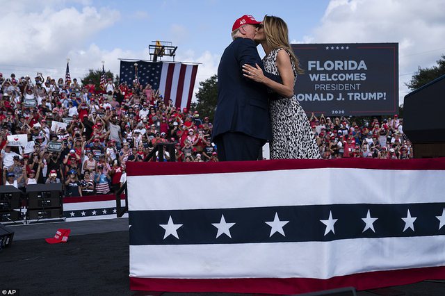 PA DITË PARA ZGJEDHJEVE/ Melania i bashkohet bashkëshortit në fushatë: Një votë për presidentin Trump… (FOTO)