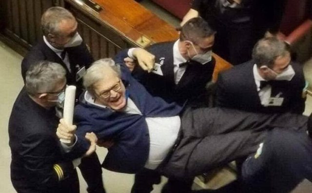 “KY ËSHTË FASHIZËM”/ Vittorio Sgarbi nxirret zvarrë nga Parlamenti, pse nuk mbante maskë (VIDEO)
