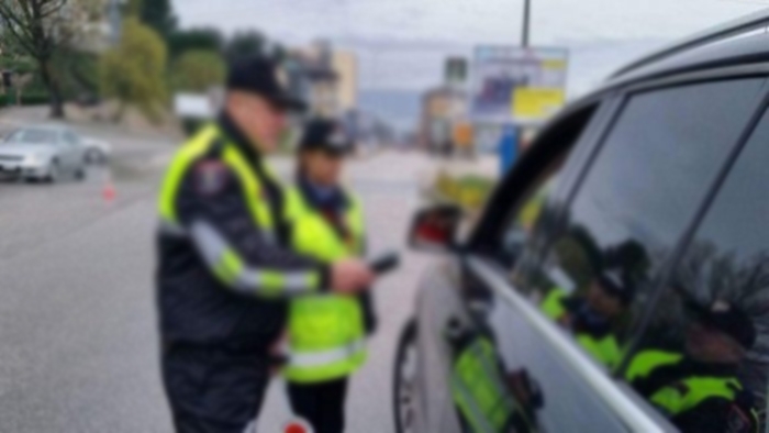 NDALOHET 35 VJEÇARI I SHPALLUR NË KËRKIM NË TIRANË/ Në pranga dhe 3 shoferë: Njëri kanosi policin dhe s’pranoi të bënte testin e alkoolit