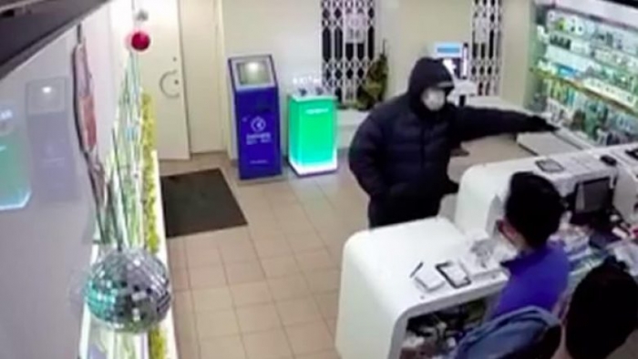 TENTOI TË GRABISTE NJË DYQAN TEK “MYSLYM SHYRI”/ Kapet 36 vjeçari, në pranga edhe i mituri që vodhi 15 telefona