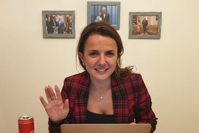 NË ZYRAT E PARTISË SË RE/ Rudina Hajdari: Bashkohuni me mua. Që të më takoni, regjistrohuni tek adresa dhe…