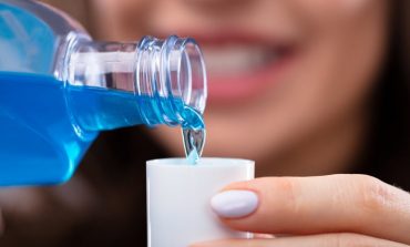 STUDIMI I RI/ Produktet e kujdesit dentar mund të shkatërrojnë koronavirusin