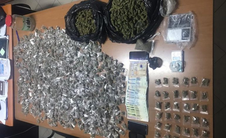 ARRESTOHET 29-VJEÇARI/ I sekuestruan lëndë narkotike, para dhe 4 celularë