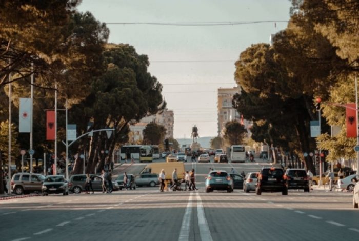 E RËNDË NË TIRANË/ 30-vjeçarja pret damarët në mes të Bulevardit