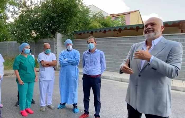 RRITJA E SHIFRAVE NGA COVID-19/ Rama takim me drejtues dhe mjekë në QSUT