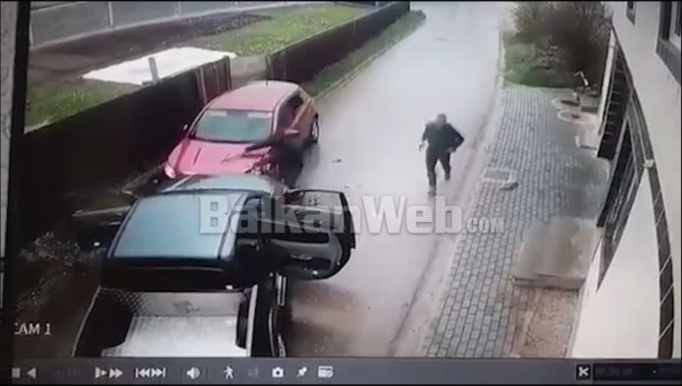 ZBULOI DY SKANDALE NË KOSOVË/ Avokati i shpëton atentatit me 11 plumba, ja pamjet e sulmit (VIDEO)