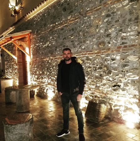 I VRAU NËNËN/ Xhaxhai i kërkon falje mbesës: E mirë e keqe ishte mamaja e saj…