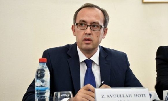 KOSOVË/ Kryeministri Avdullah Hoti pa dorashka: Marr bukë me vete në kryeministri për këtë arsye