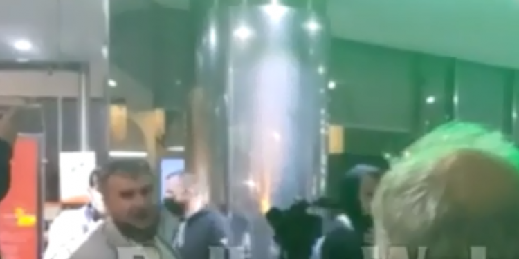 “IK O…”/ Shkon të protestojë kundër maskava, Kujtim Gjuzin e sulmojnë (VIDEO)
