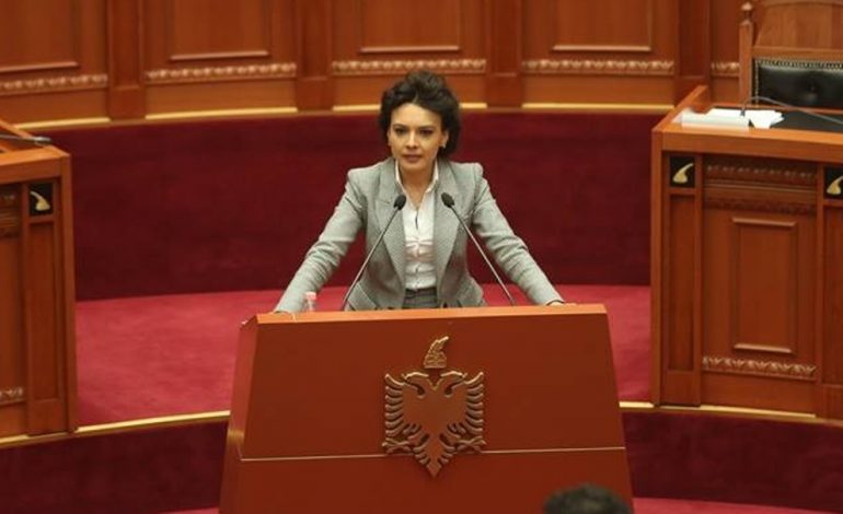“DISKRIMINIMI GJINOR DHE GJUHA E URREJTJES…”/ Spiropali-Metës: Mua s’më mposhtni dot, ndaj t’i mbledhë edhe ata që ka rreth që kanë dalë mendsh