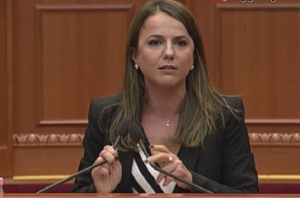 BLLOKON FOLTOREN/ Rudina Hajdari: Mos u hiqni si patriot sikur e doni këtë vend, reflektoni hapni listat që shqiptarët të votojnë atë që duan