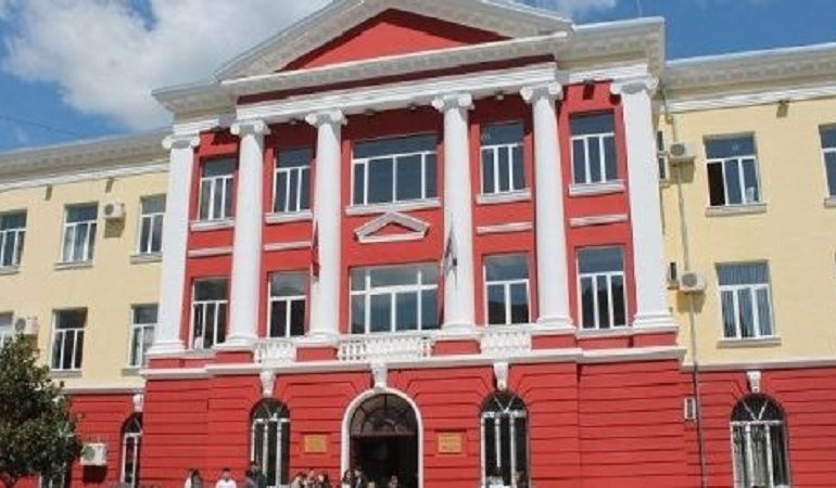 MASKË DHE DISATANCË 1.5-2 METRA/ Publikohet rregullorja e Universitetit të Tiranës, çfarë lejohet dhe çfarë jo
