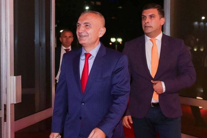 OPOZITARI META NXJERR BLUSHIN T’I THURI LAVDE/ “Iliri para se të jetë President dhe opozitar, është shqiptar. Ne po bëhemi gati…”