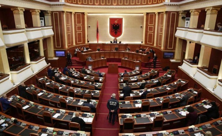 ZBARDHEN VOTAT/ Kush janë DEPUTETËT që votuan pro dhe kundër Kodit Zgjedhor