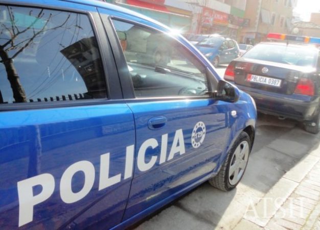 MAKINA MA PLLAKA GURI DEKORATIVE NALIN E TOMORRIT/ Pranga shoferit në Berat, s’kishte asnjë dokument