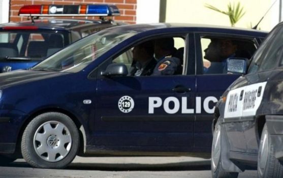 “PLAS” SHERRI ME THIKA NË SARANDË/ Goditet një 30-vjeçar. Ja momenti kur ndërhyn policia: Hidhja… (VIDEO)