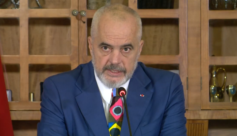 “DERI KUR DEL GJETHI DHE DIELLI”/ Rama përcakton kohën: Maska të paktën deri në shkurt