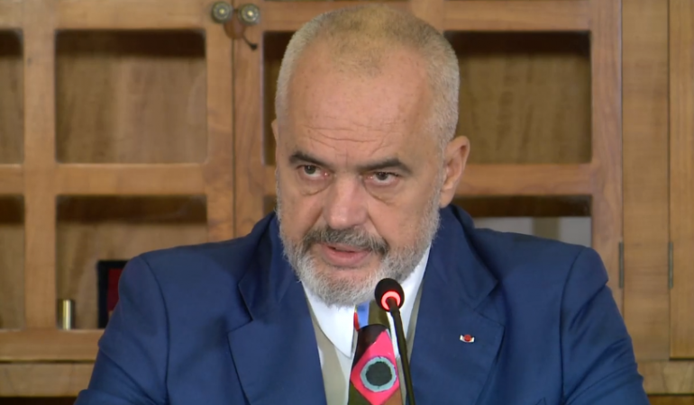 COVID-19/ Rama: Mos të ngatërrojmë pokerin e Bashës me çështje serioze. Ai ngre podin, ne rrisim vigjilencën