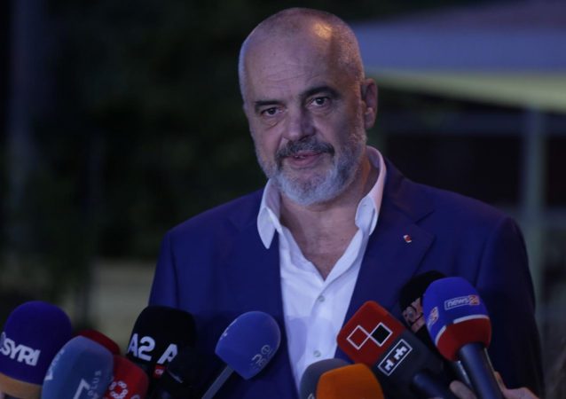 BATUTA ME GAZETARËT/ Rama: Seriozisht e keni që rrini këtu me orë të tëra?! S’keni faj se i vetmi lajm për të ardhmen vjen nga PS