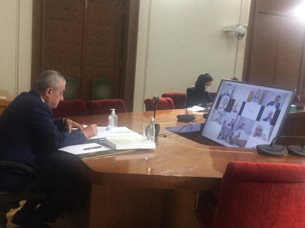 SEANCAT ME PRANI FIZIKE, KOMISIONET ONLINE/ Miratohet programi i punës së Kuvendit deri më 27 nëntor dhe kalendari tre javor i punimeve