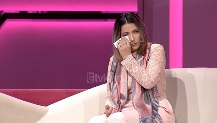 RRËFIMI RRËNQETHËS/ Nusja nga Korça tregon e përlotur: Më morën 14-vjeçe, vjehrra më nxori çiften…